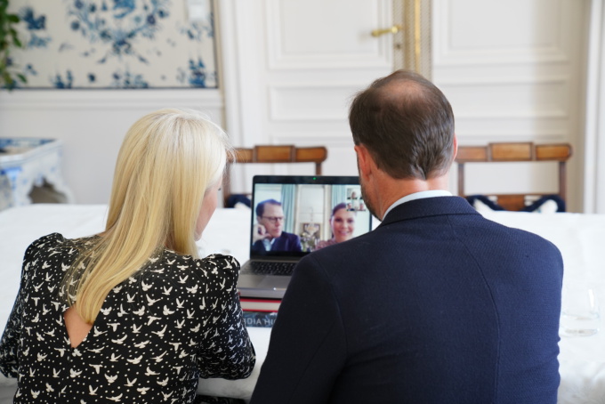 Kronprinsparet skulle eigentleg vore på offisielt besøk i Sverige, men møtte i staden det svenske Kronprinsesseparet via video. (Foto: Maren Kvikshaug / Det kongelege hoffet)